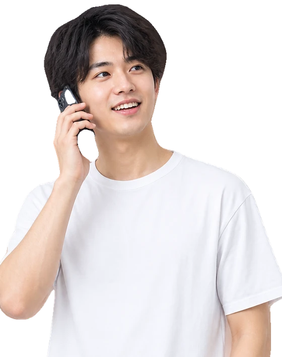 スマートフォンで話す男性のイメージ