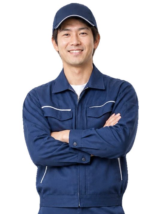 作業着姿で腕を組む男性スタッフのイメージ