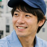 電子部品工場で働くスタッフのイメージ